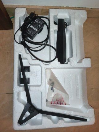 Monitor MSI Optix G24 Series con la pantalla rota.