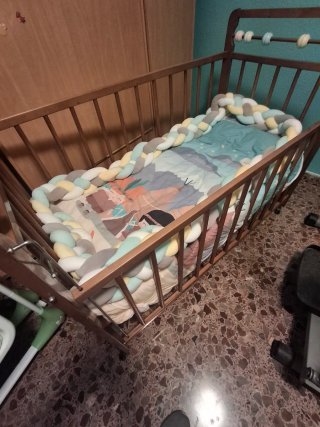 Cuna de madera con colchón nuevo