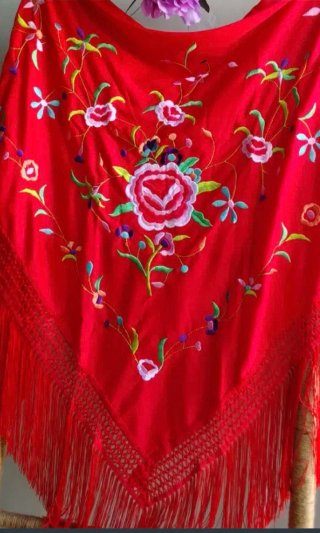 Manton bordado floral rojo