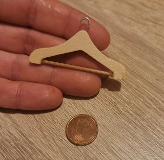 Percha en miniatura de madera