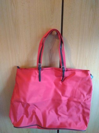 Bolso de viaje espacioso y moderno,  nuevo.