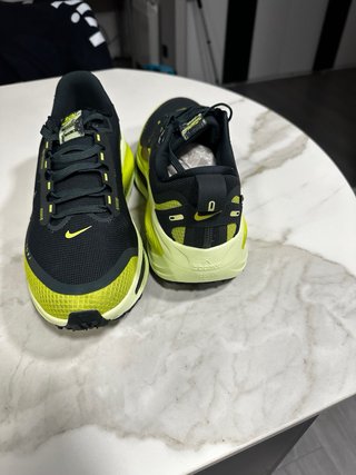 Nike Vomero Negro y Verde