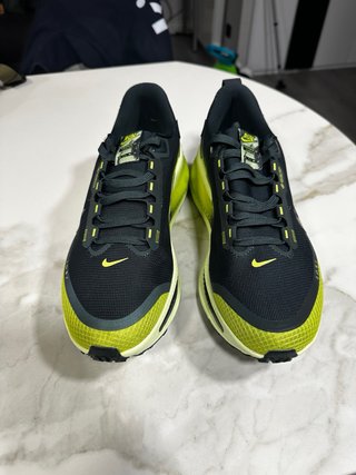 Nike Vomero Negro y Verde