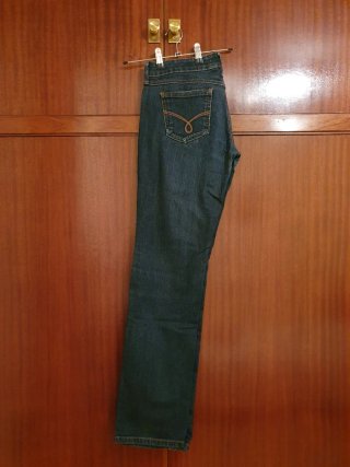 Pantalón vaquero tiro bajo MANGO azul oscuro