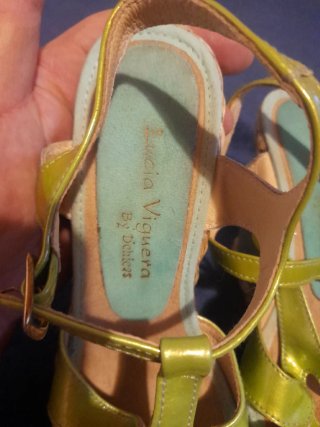 Sandalias de tacón alto doradas y verdes