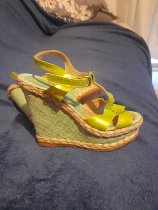 Sandalias de tacón alto doradas y verdes