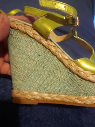 Sandalias de tacón alto doradas y verdes