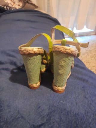 Sandalias de tacón alto doradas y verdes