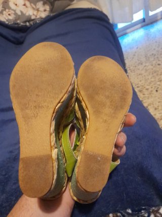 Sandalias de tacón alto doradas y verdes