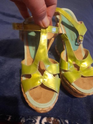 Sandalias de tacón alto doradas y verdes