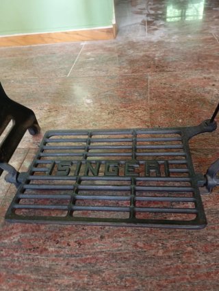Máquina de coser Singer con mesa