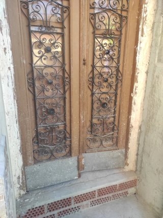 Puerta principal madera con rejas