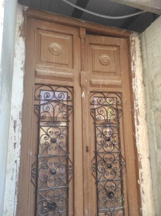 Puerta principal madera con rejas