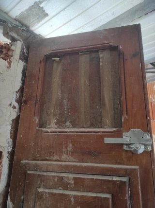 Puerta principal madera con rejas