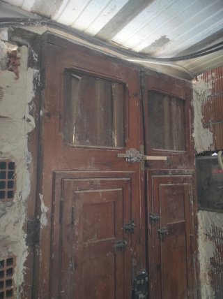 Puerta principal madera con rejas
