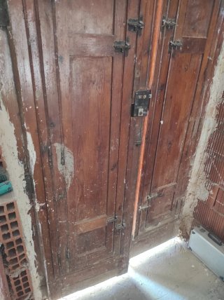 Puerta principal madera con rejas