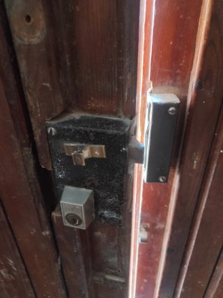 Puerta principal madera con rejas