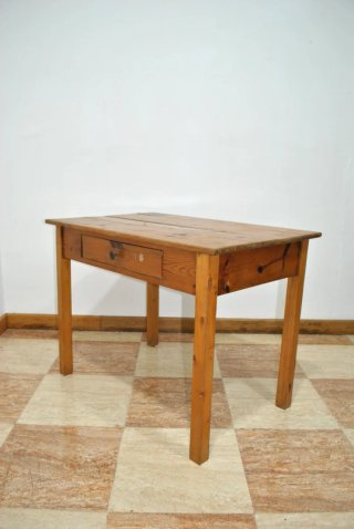 Antigua mesa rústica de pino