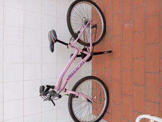 Bicicleta rosa intantil nueva poco uso