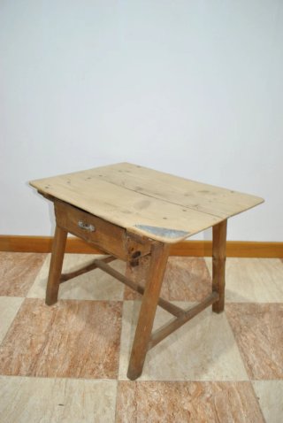 Antigua mesa tocinera de madera