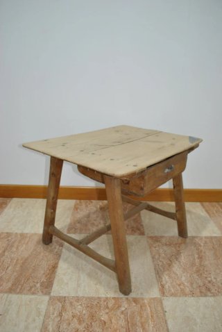 Antigua mesa tocinera de madera