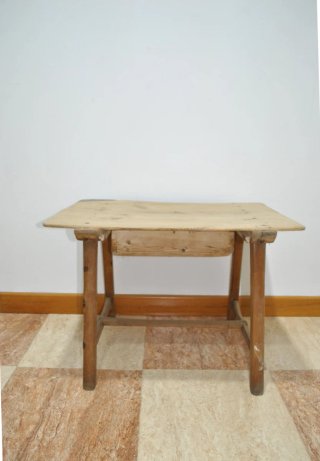 Antigua mesa tocinera de madera