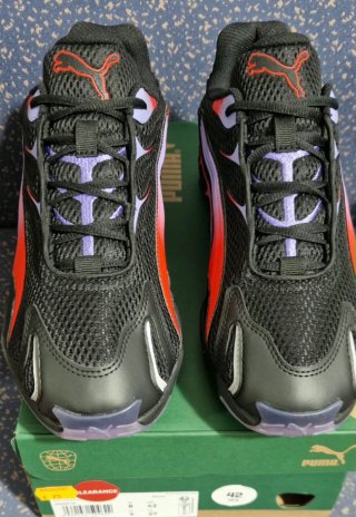 Zapatillas Deportivas Puma Inhale Negras y Rojas.