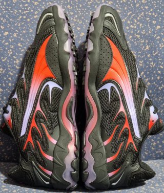 Zapatillas Deportivas Puma Inhale Negras y Rojas.