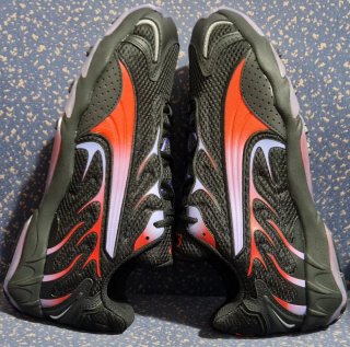 Zapatillas Deportivas Puma Inhale Negras y Rojas.