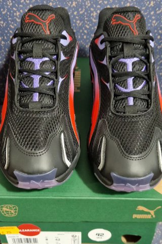 Zapatillas Deportivas Puma Inhale Negras y Rojas.