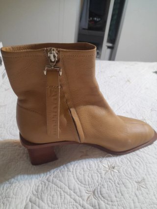 Elegantes botines color vainilla
