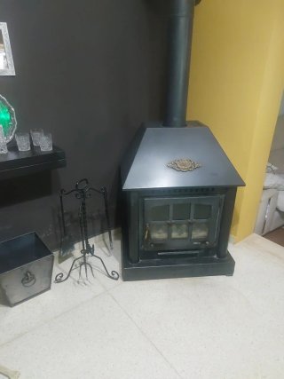 Chimenea de forja con detalles dorados