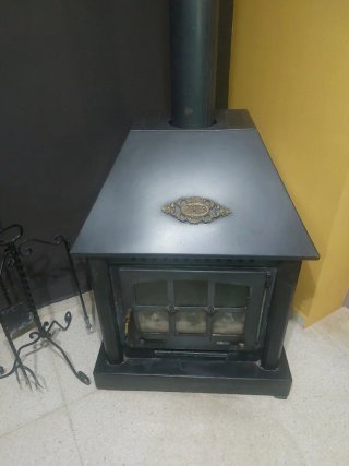 Chimenea de forja con detalles dorados
