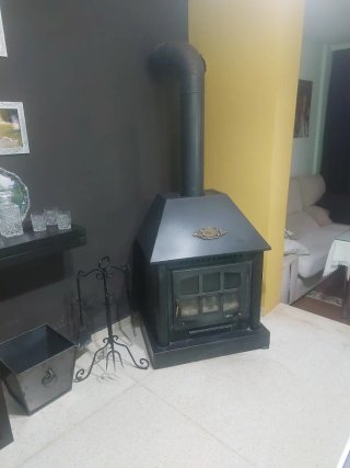 Chimenea de forja con detalles dorados