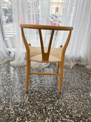 Silla de madera con asiento de tela
