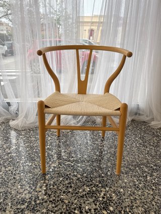 Silla de madera con asiento de tela