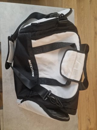 Bolsa deportiva Skechers negra y blanca