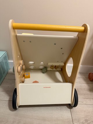 Andador de madera con actividades  VERTBAUDET