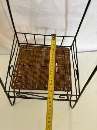 Cesta de mimbre con estructura metálica