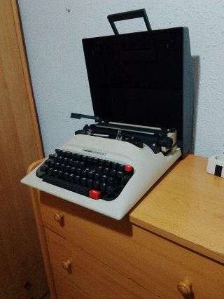 Máquina de escribir Olivetti Lettera 12
