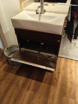 Mueble de baño lavabo blanco y madera