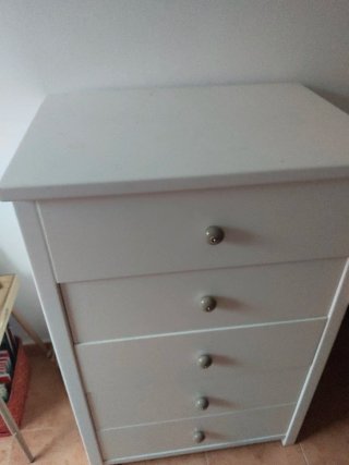 Cajonera de madera blanca con tiradores dorados