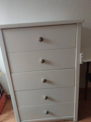 Cajonera de madera blanca con tiradores dorados