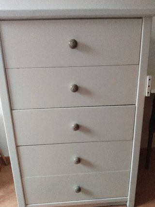 Cajonera de madera blanca con tiradores dorados