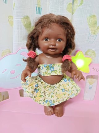 OFERTA HOY! Muñeca con 4 conjuntos de ropa