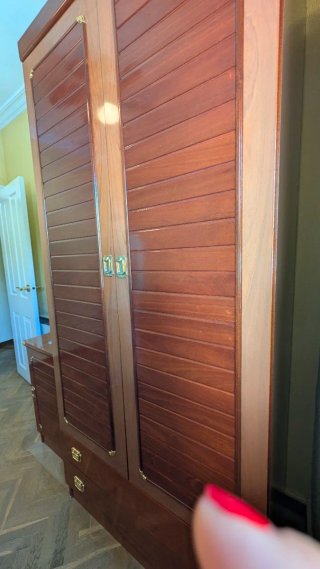 Armario de madera con puertas de persiana