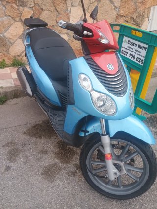 Scoter Piaggio 125 Scooter Azul y Rojo