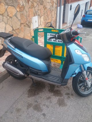 Scoter Piaggio 125 Scooter Azul y Rojo