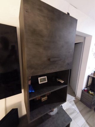 Muebles de comedor y mesa y sillas a juego.