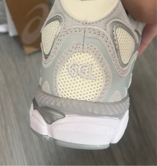 Zapatillas Asics grises y plateadas